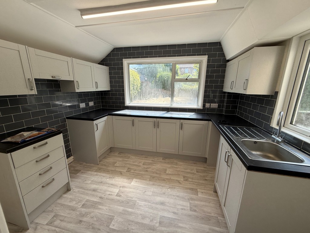 Lot: 33 - MIXED USE PROPERTY COMPRISING SHOP AND THREE-BEDROOM COTTAGE - Kitchen
